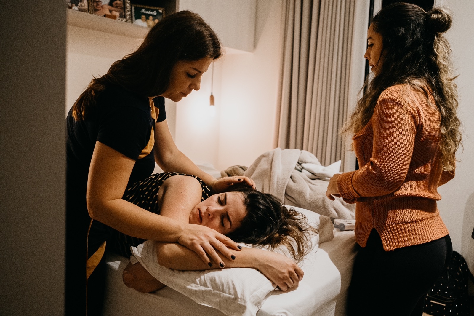 Doula acompanhando trabalho de parto