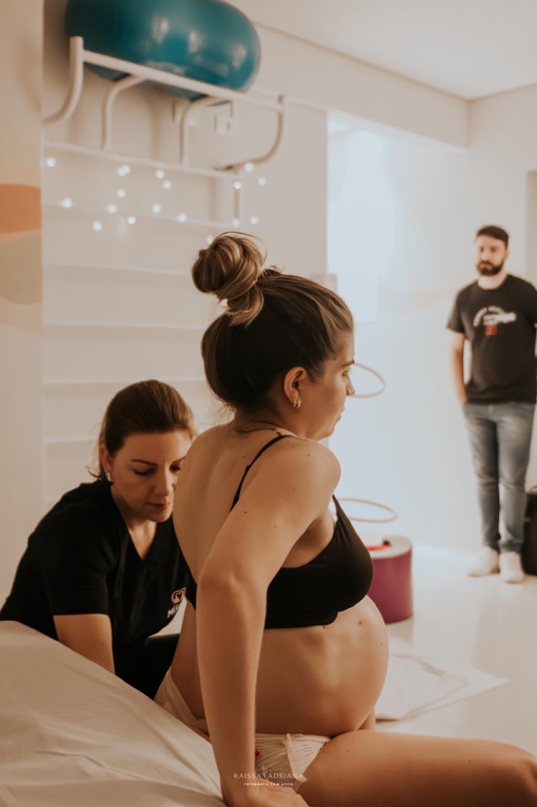 Doula apoiando posição de parto ativo